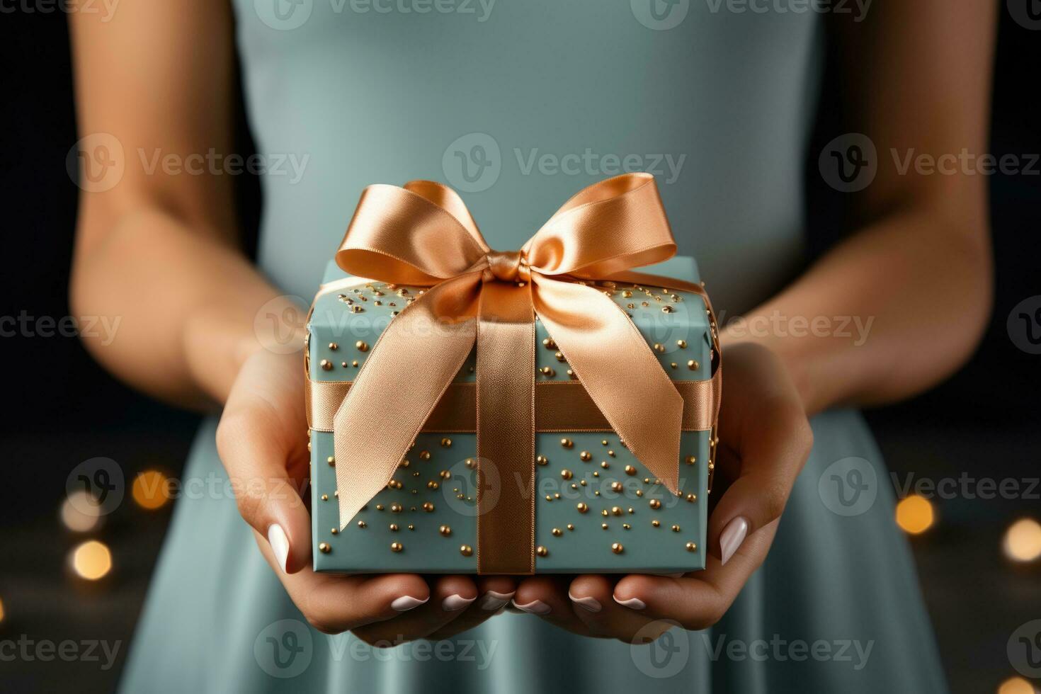 femmina mani Tenere un' regalo scatola con un' rosa arco su un' buio sfondo. donna Tenere regalo scatola su di legno sfondo, avvicinamento. celebrazione concetto. ai generato foto