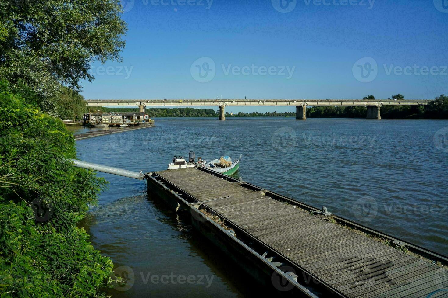 un' barca è attraccato su il fiume Il prossimo per un' molo foto