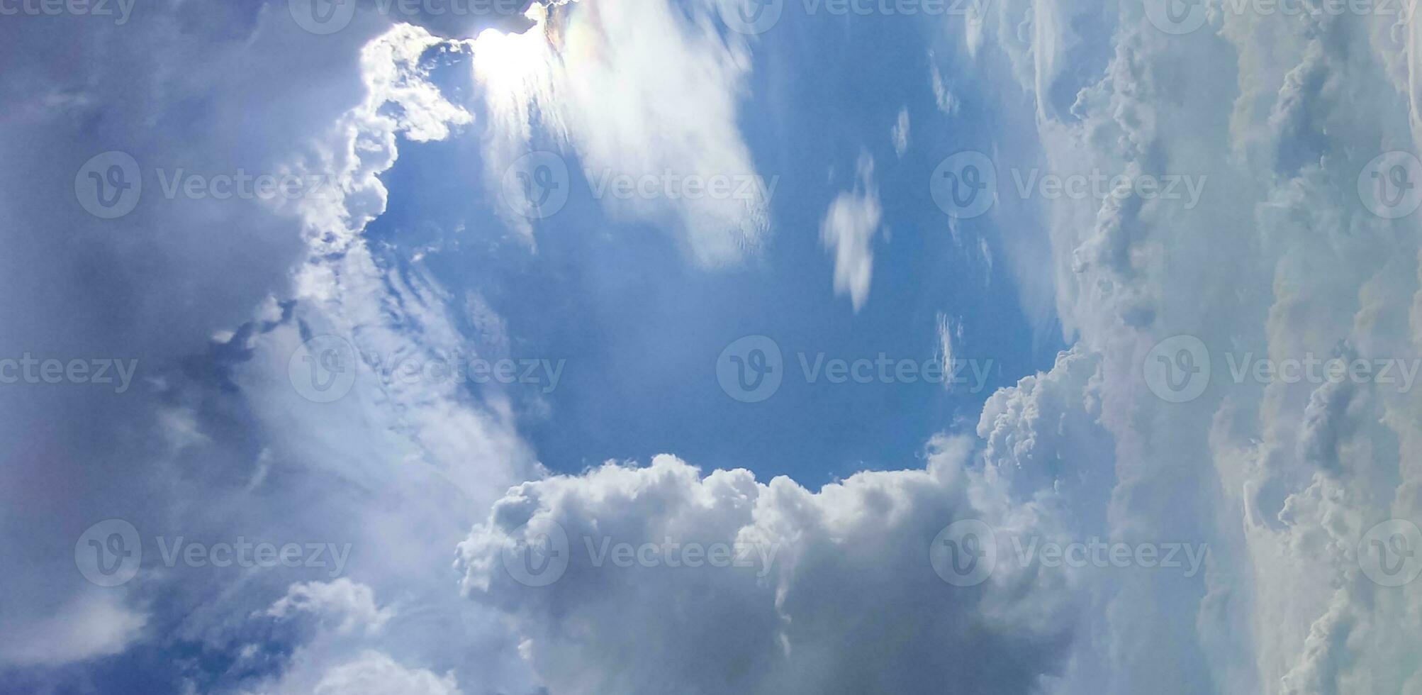 un' blu cielo con nuvole e un' pochi nuvole, blu cielo, bianca nube tempo periodo di nuvole nel il cielo, il sole brilla attraverso il nuvole nel Questo foto, drammatico cielo nuvole foto