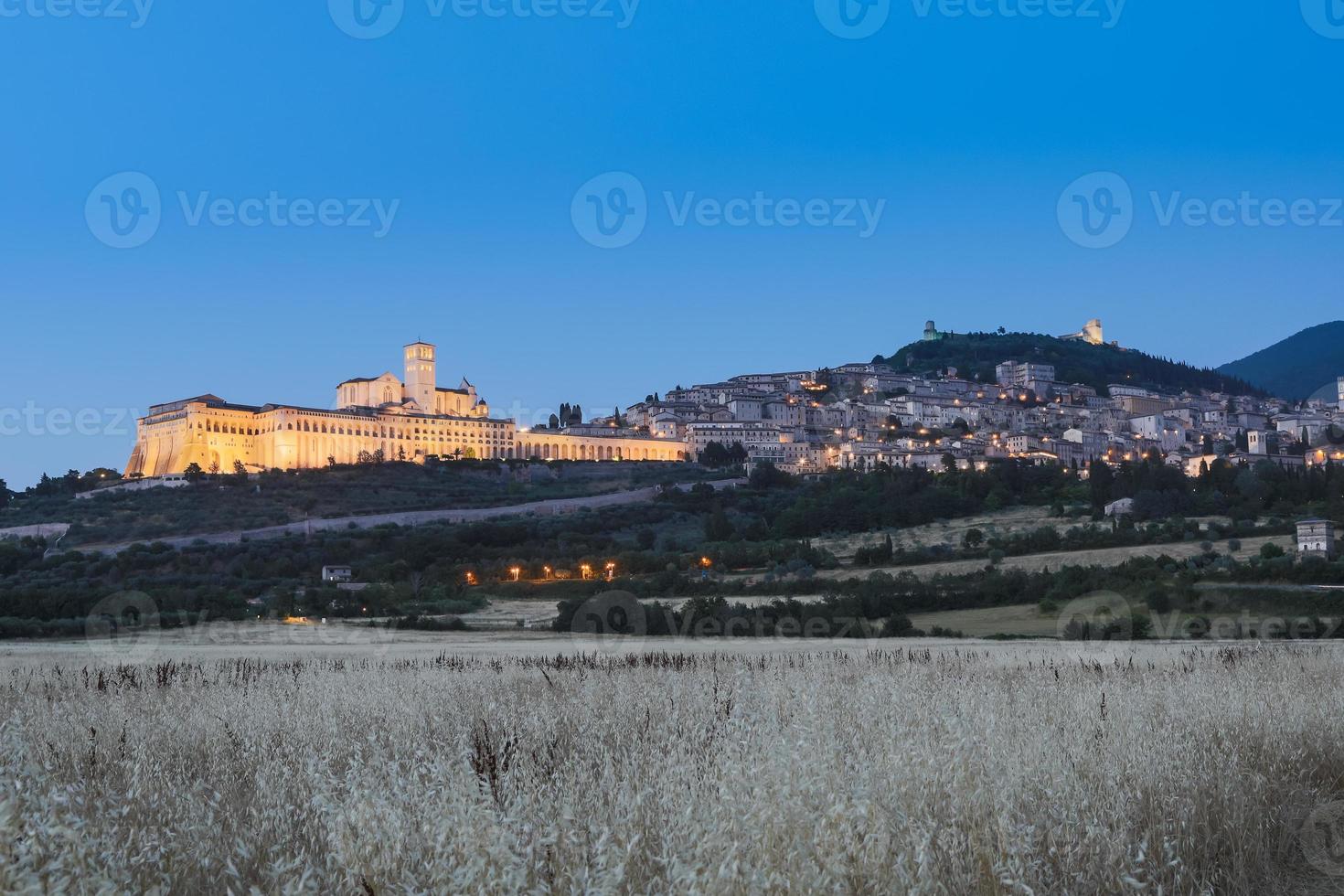 basilica di assisi di notte, regione umbria, italia. foto