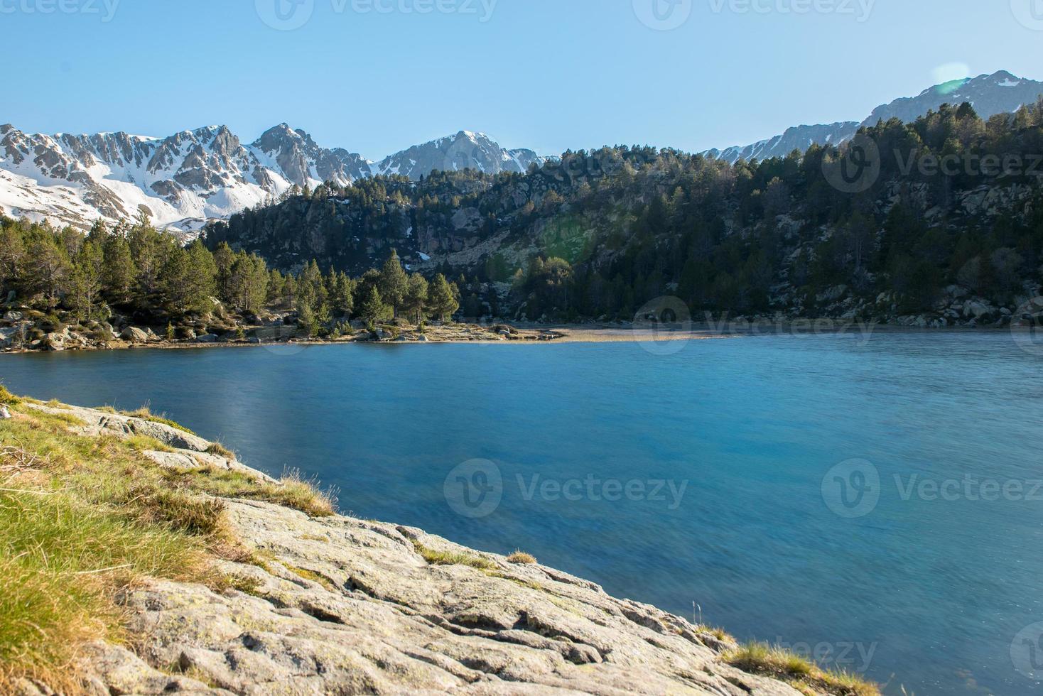 lago nel circuito del lago pessons grau roig, andorra. foto