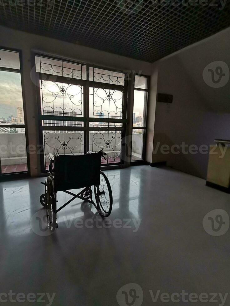 il sedia a rotelle nel il mezzo di un vuoto corridoio nel il ospedale foto