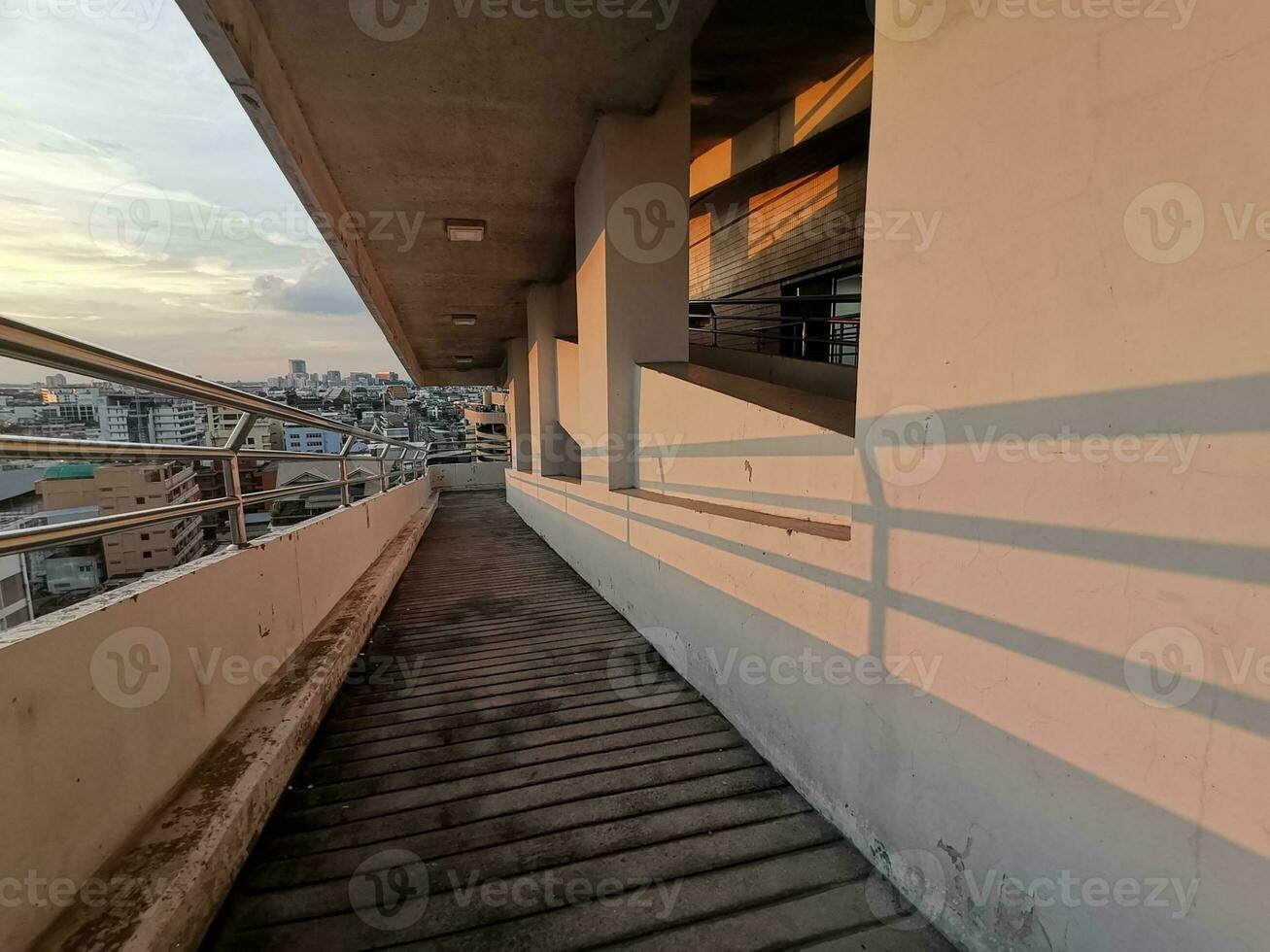 rampa cemento pavimento Caricamento in corso cose su alto edificio foto