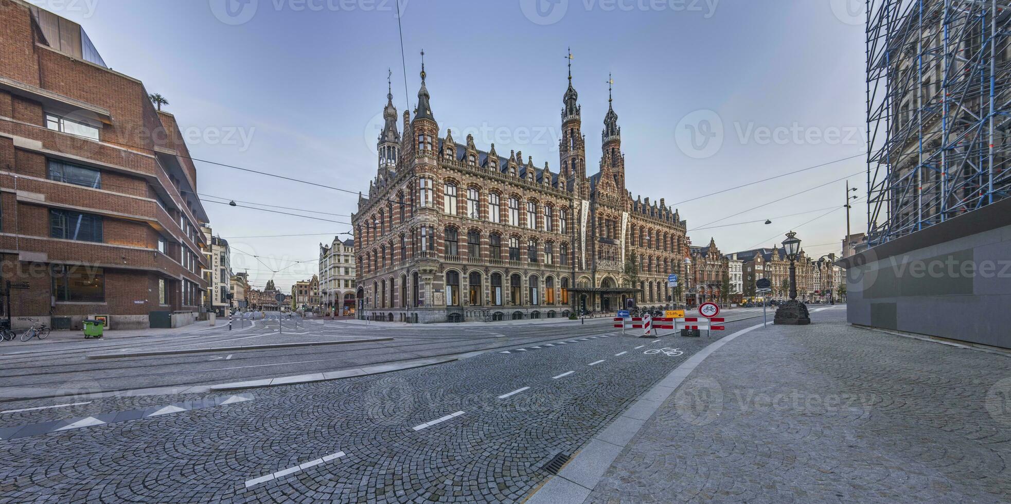 Visualizza di il magna plaza shopping centro nel amsterdam nel estate 2023 foto