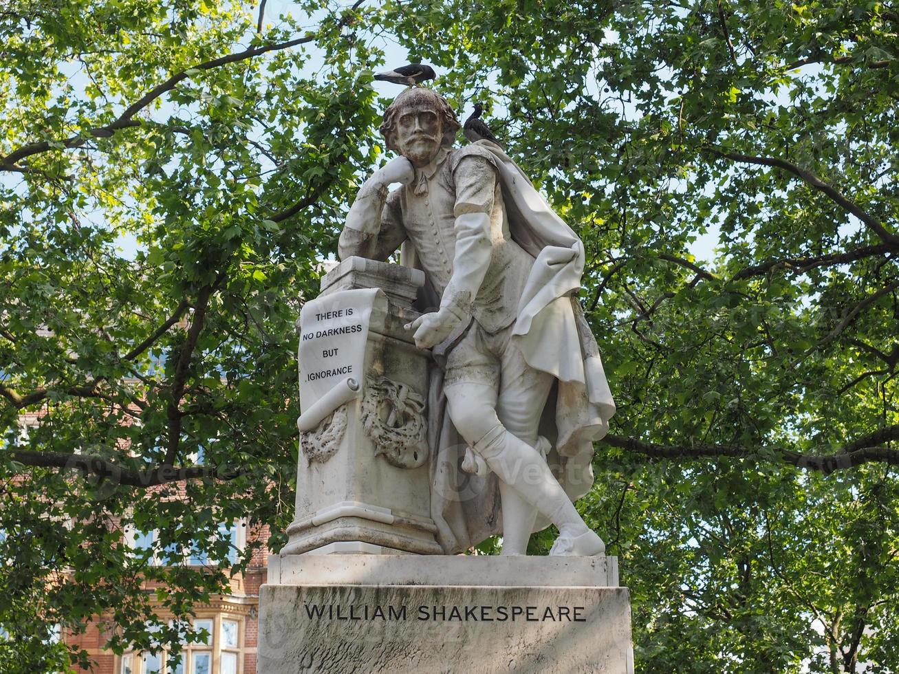 statua di shakespeare a londra foto