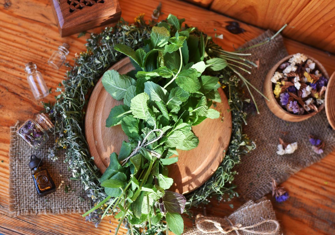 menta raccolta in decorazioni di streghe pagane foto