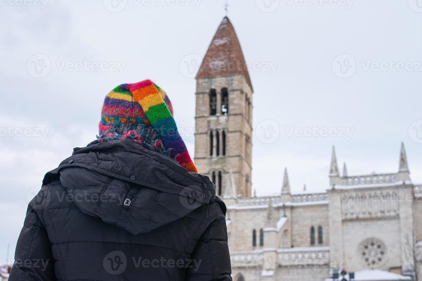 donna che contempla una chiesa medievale in inverno foto