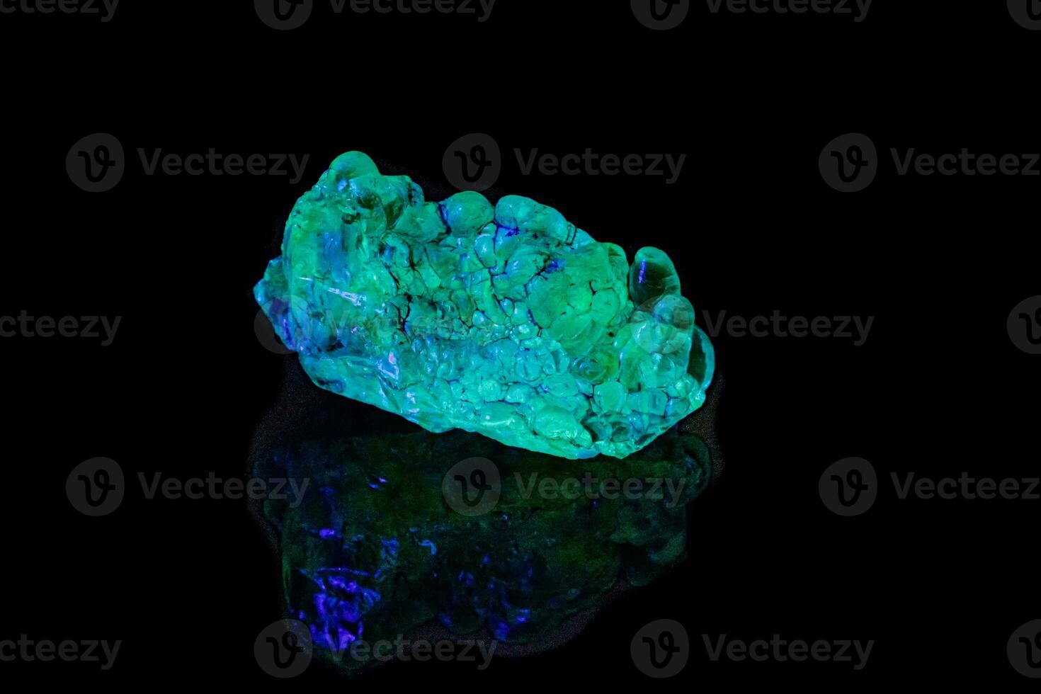 macro minerale pietra opale sotto ultravioletto leggero su un' nero sfondo foto