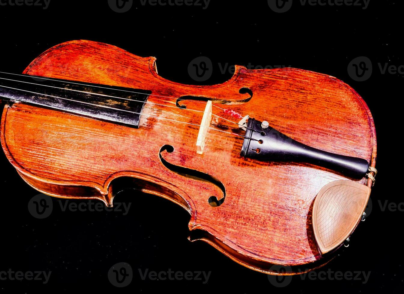 un' violino su un' nero sfondo foto