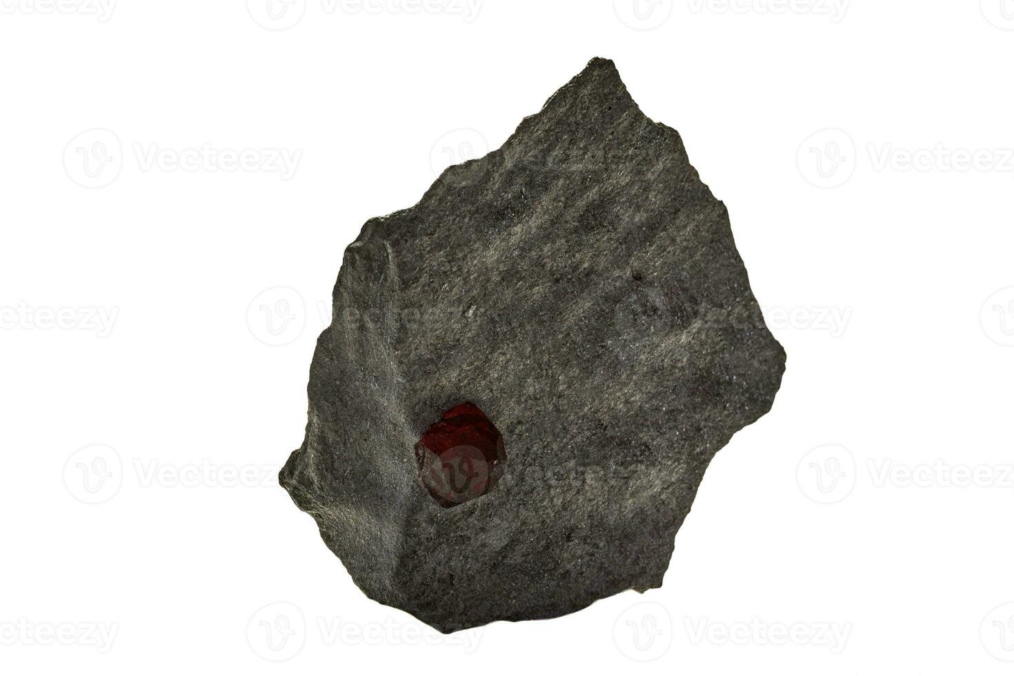 macro minerale pietra granato nel roccia su un' bianca sfondo foto