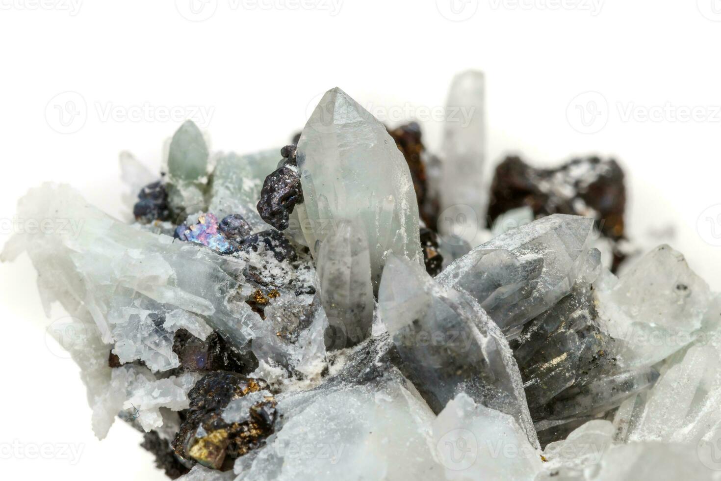 macro minerale pietra druso quarzo con sfalerite nel il roccia un' bianca sfondo foto