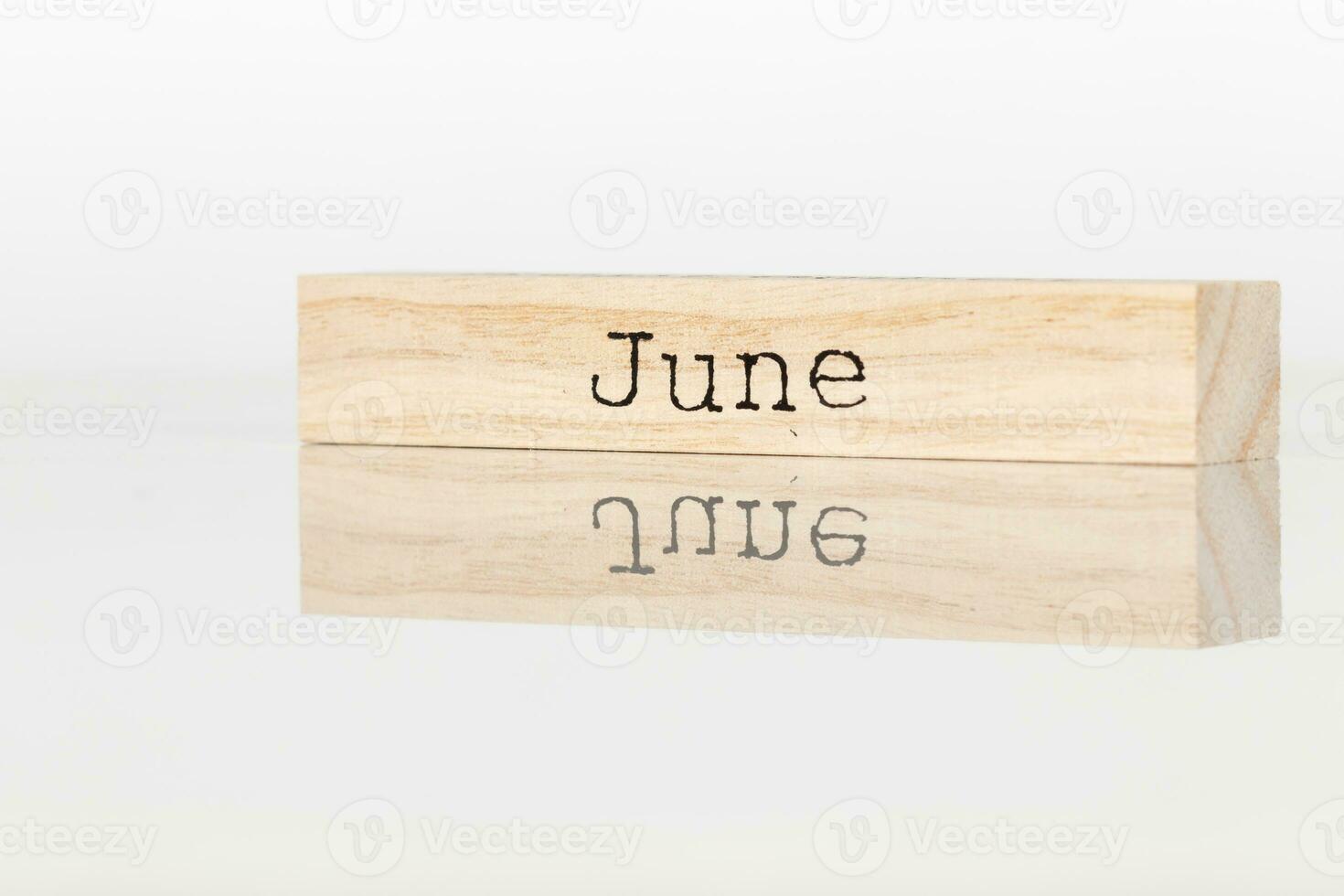 un' di legno cubo con il iscrizione giugno su un' bianca sfondo foto