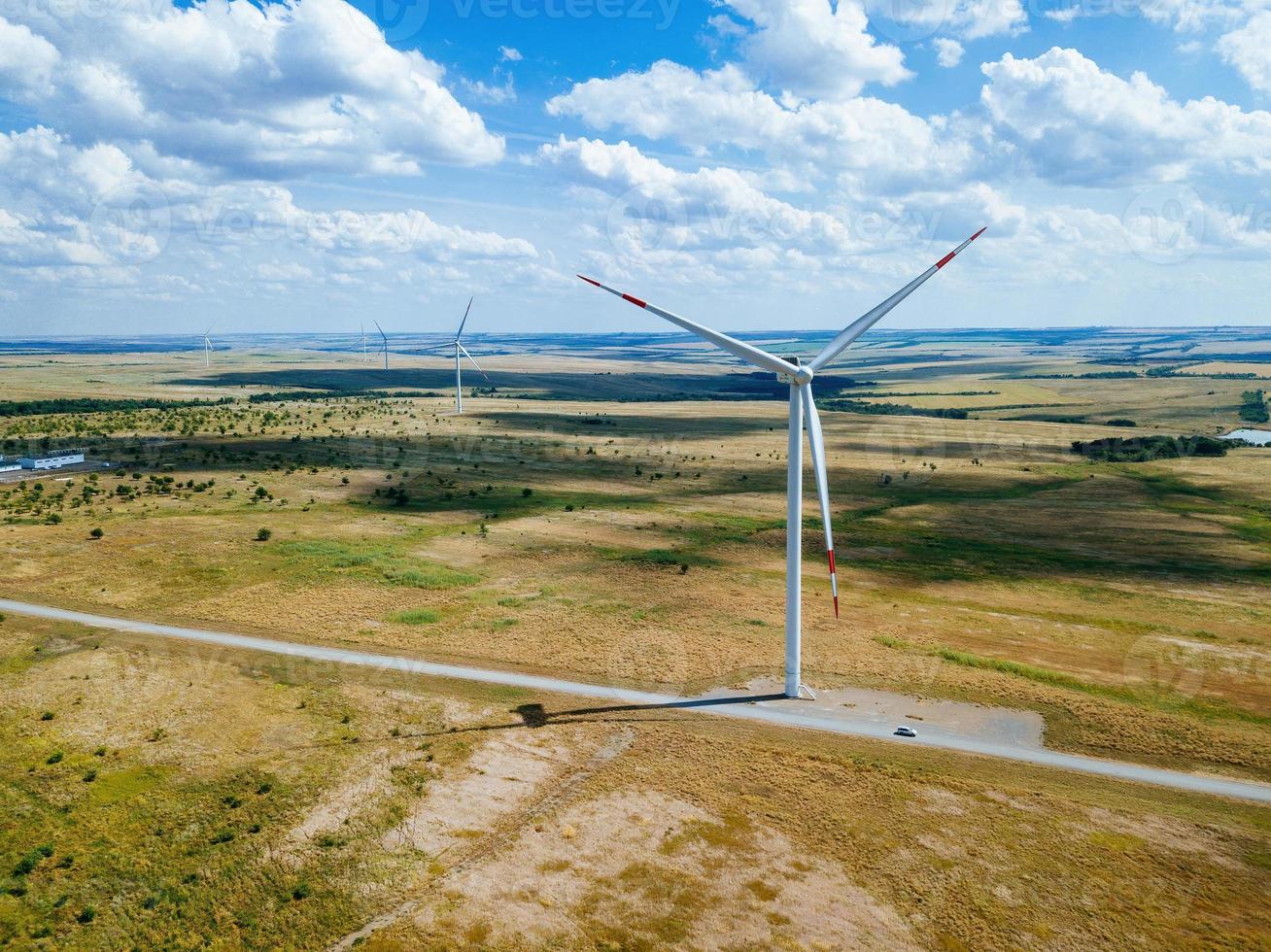 turbine eoliche in campagna in una giornata estiva, vista aerea foto