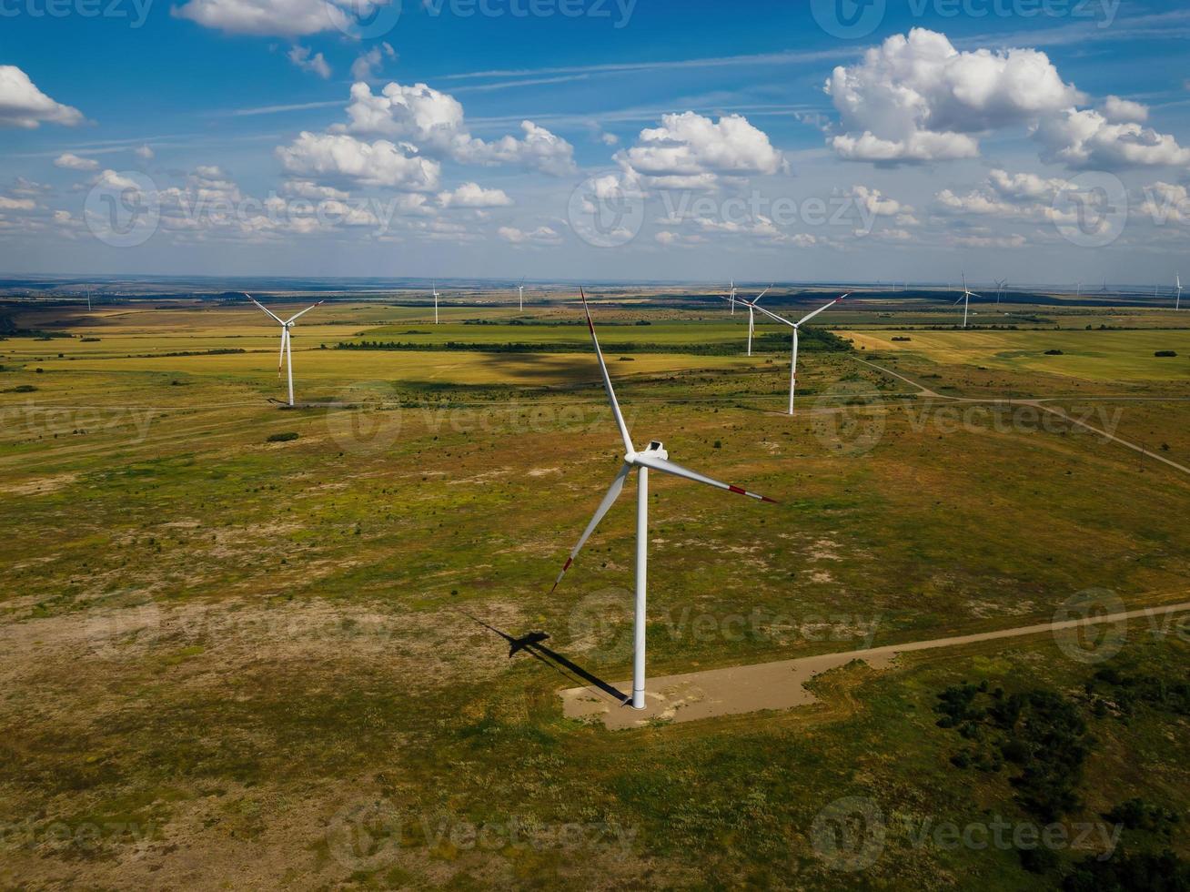 turbine eoliche in campagna in una giornata estiva, vista aerea foto