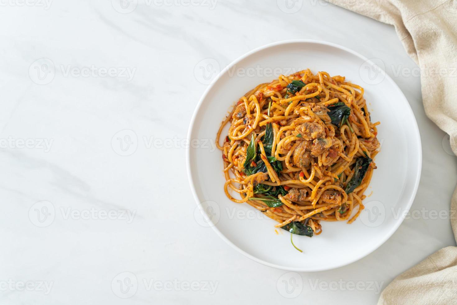 Spaghetti saltati con vongole veraci e pasta di peperoncino foto