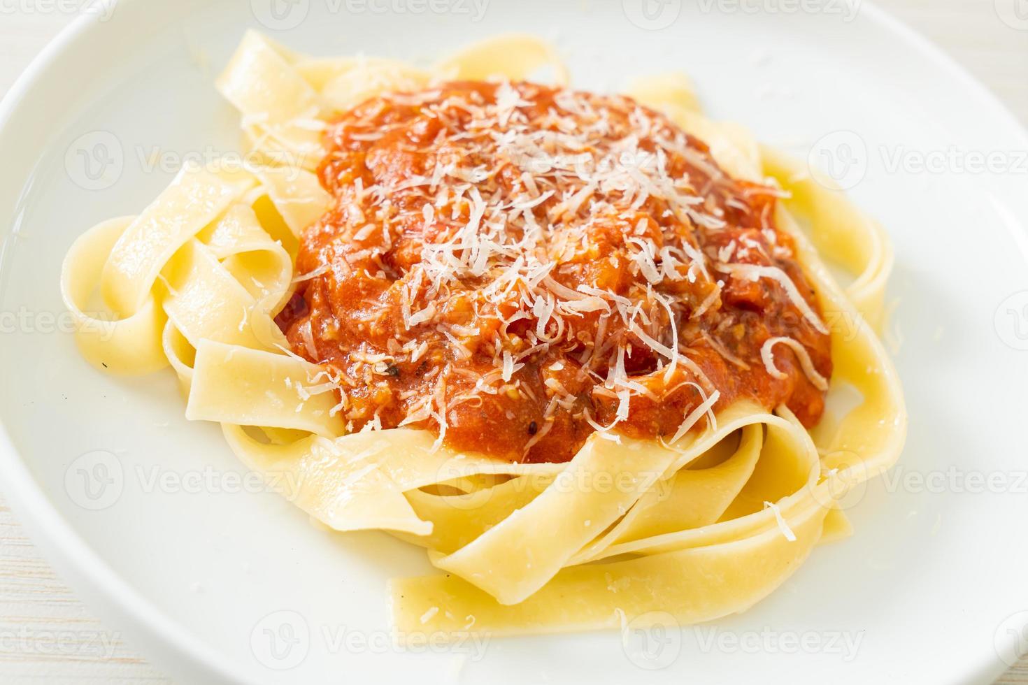 fettuccine alla bolognese di maiale con parmigiano foto