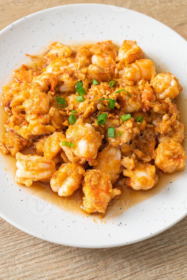 gamberi saltati in padella con aglio e pasta di gamberi foto