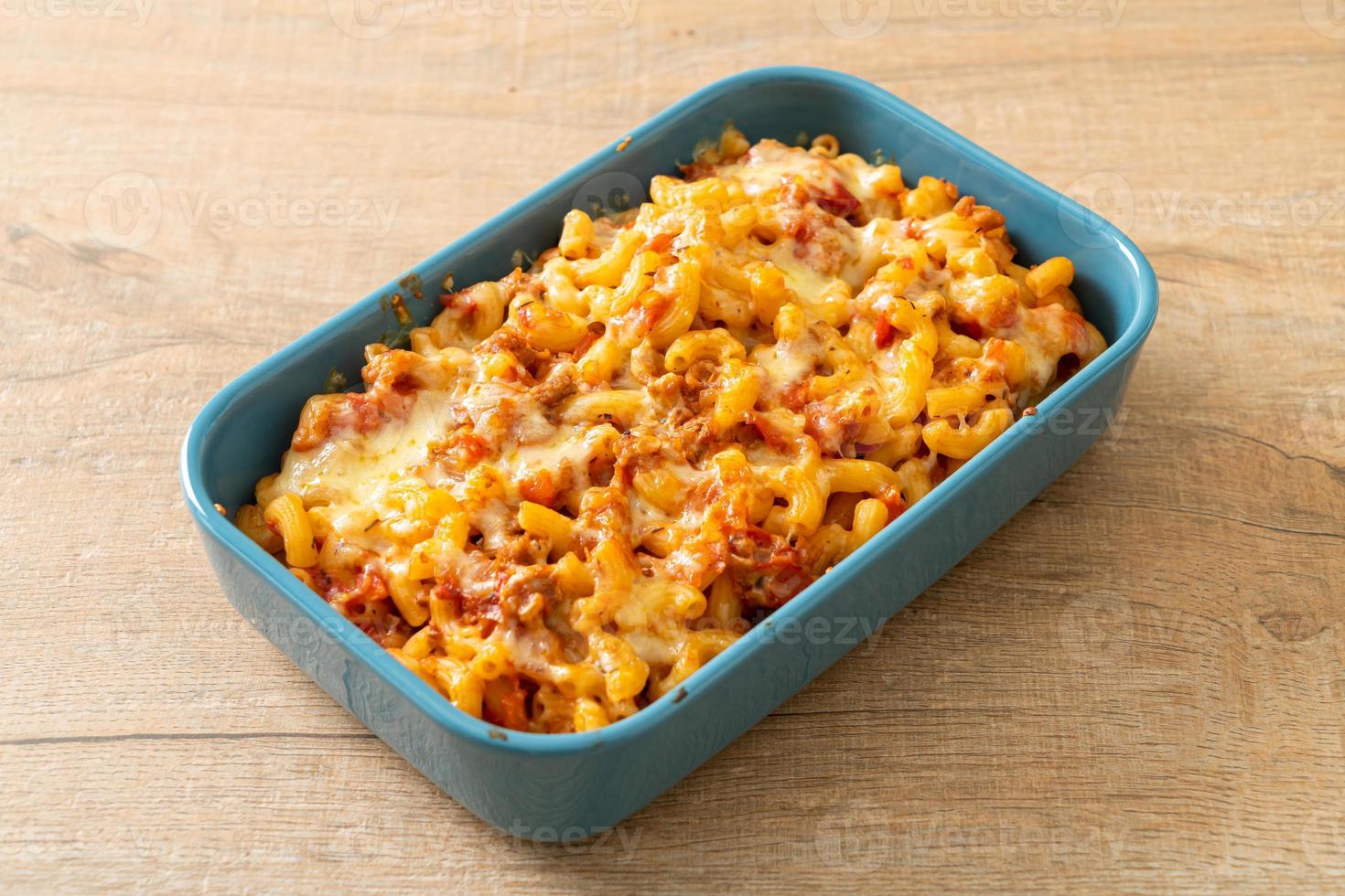 maccheroni fatti in casa alla bolognese con formaggio foto