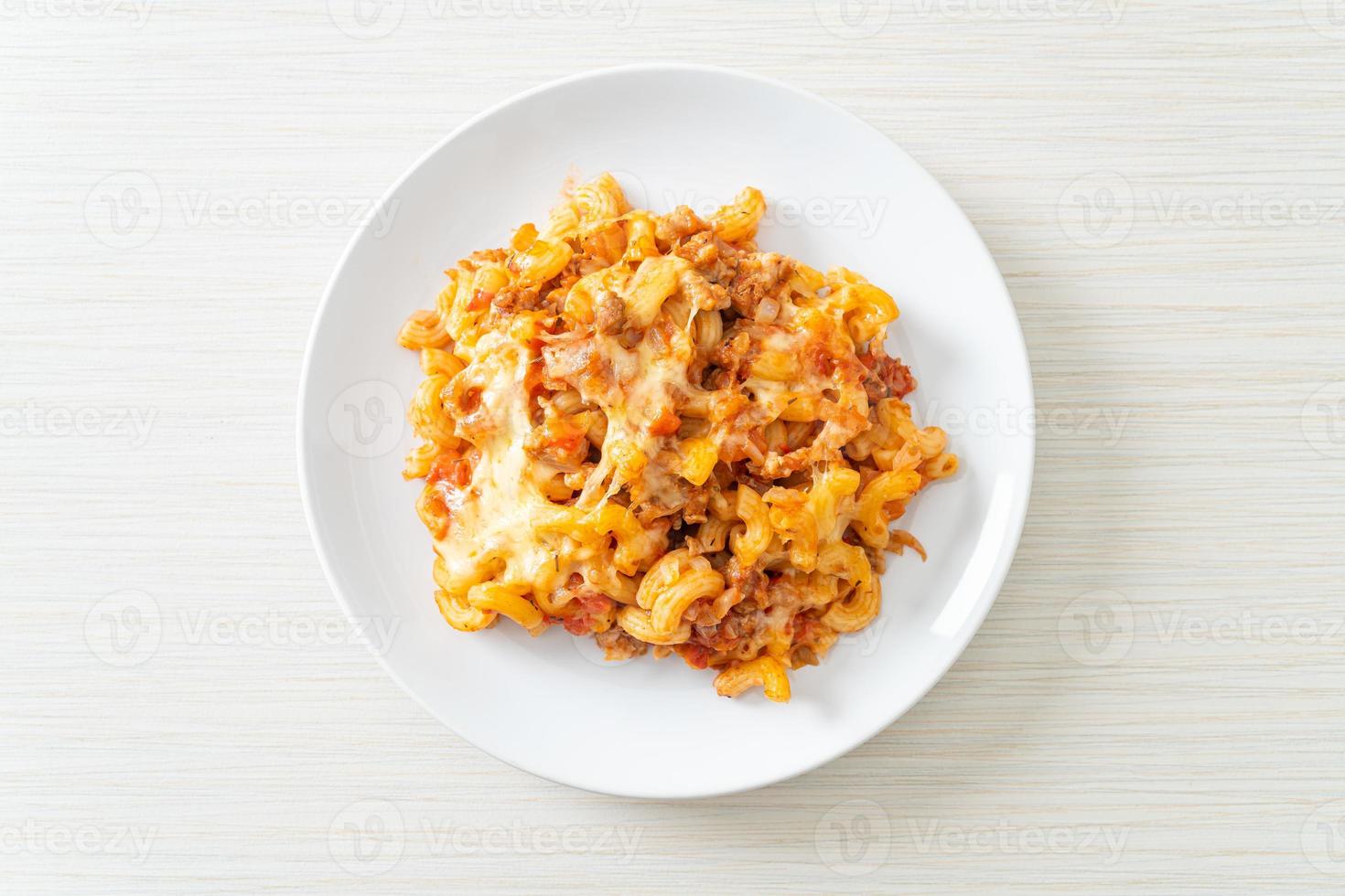 maccheroni fatti in casa alla bolognese con formaggio foto