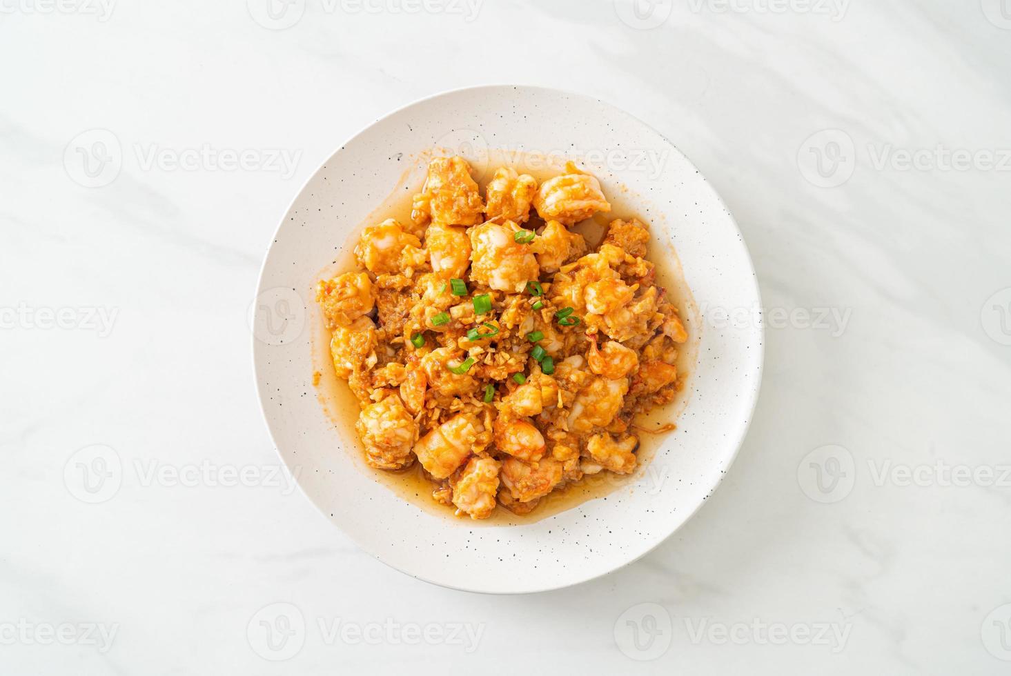 gamberi saltati in padella con aglio e pasta di gamberi foto