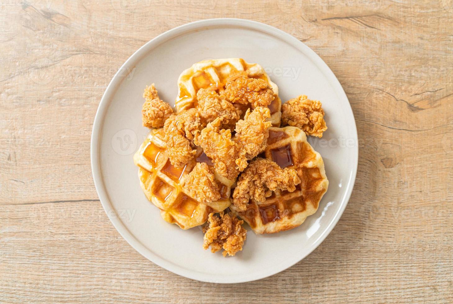 waffle di pollo fritto con miele o sciroppo d'acero foto