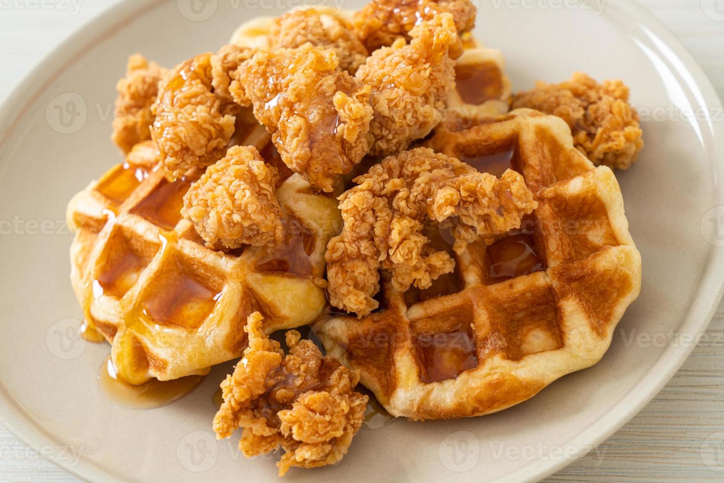 waffle di pollo fritto con miele o sciroppo d'acero foto