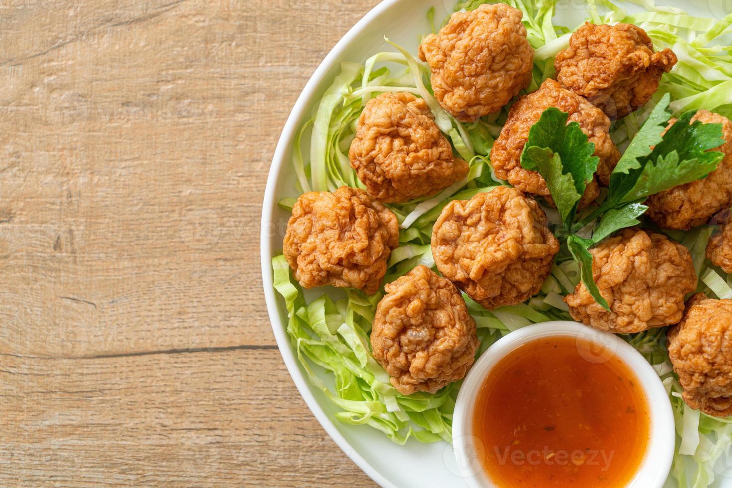 polpette di gamberi bolliti con salsa piccante foto