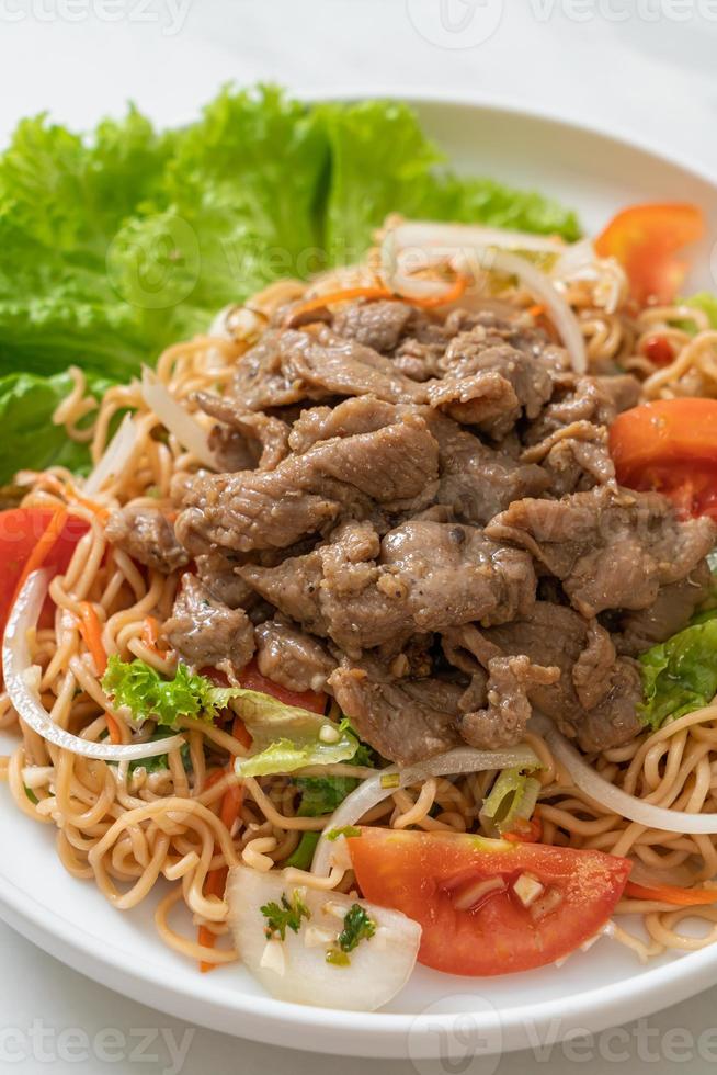 insalata piccante di noodle istantanei con maiale foto