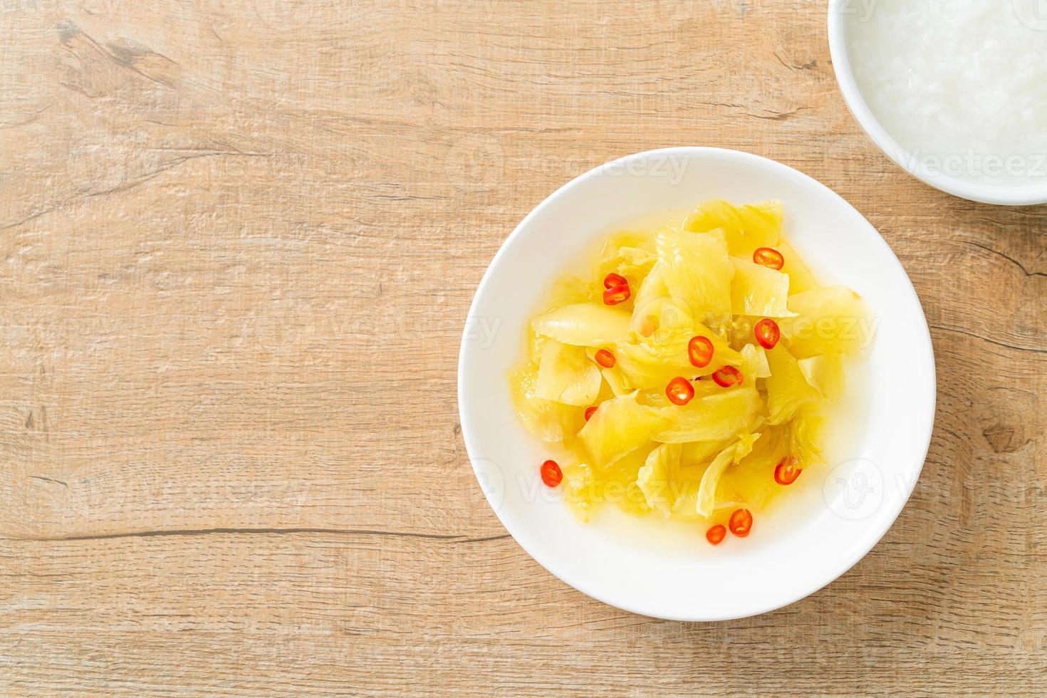 insalata piccante cavolo cappuccio o sedano con olio di sesamo foto