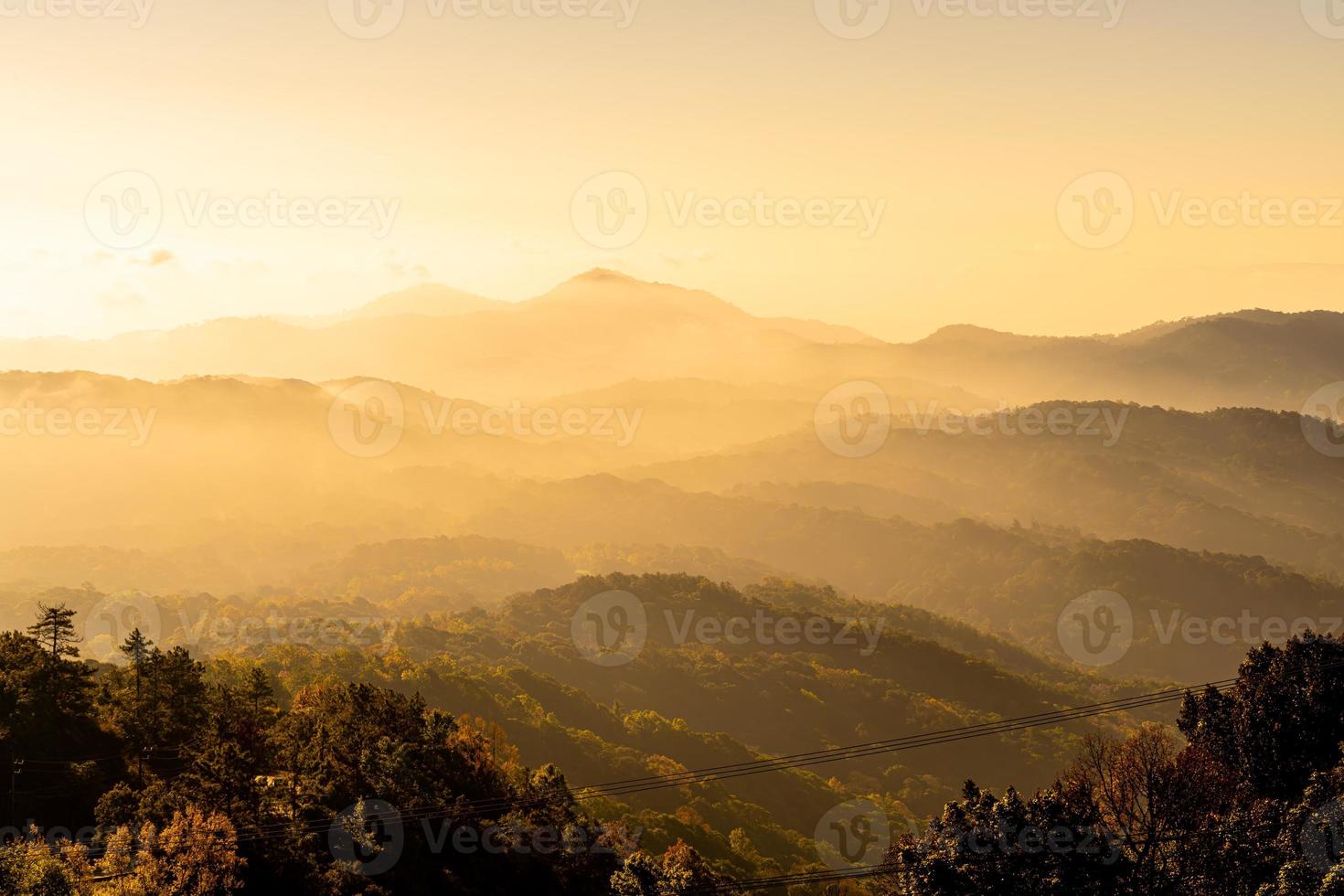 bellissimo strato di montagna con nuvole e alba foto