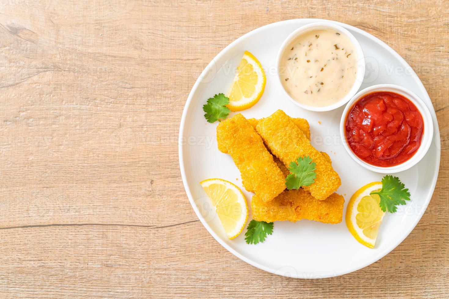 bastoncino di pesce fritto o pesce con patatine fritte foto