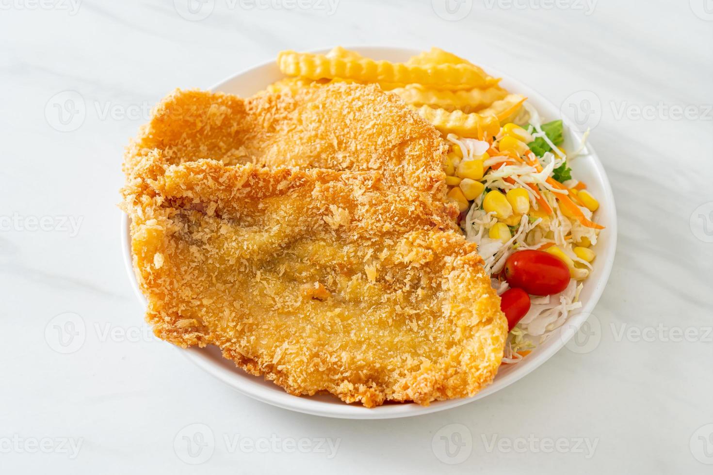 fish and chips con mini insalata foto