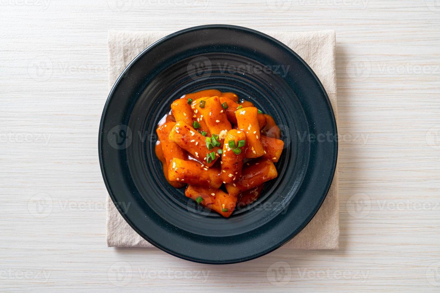 Stick di torta di riso coreano in salsa piccante - tteokbokki foto