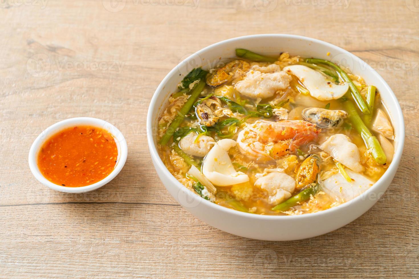 zuppa sukiyaki con ciotola di frutti di mare foto