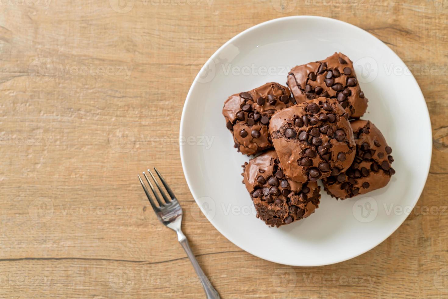 Brownies al cioccolato fondente ricoperti da gocce di cioccolato foto