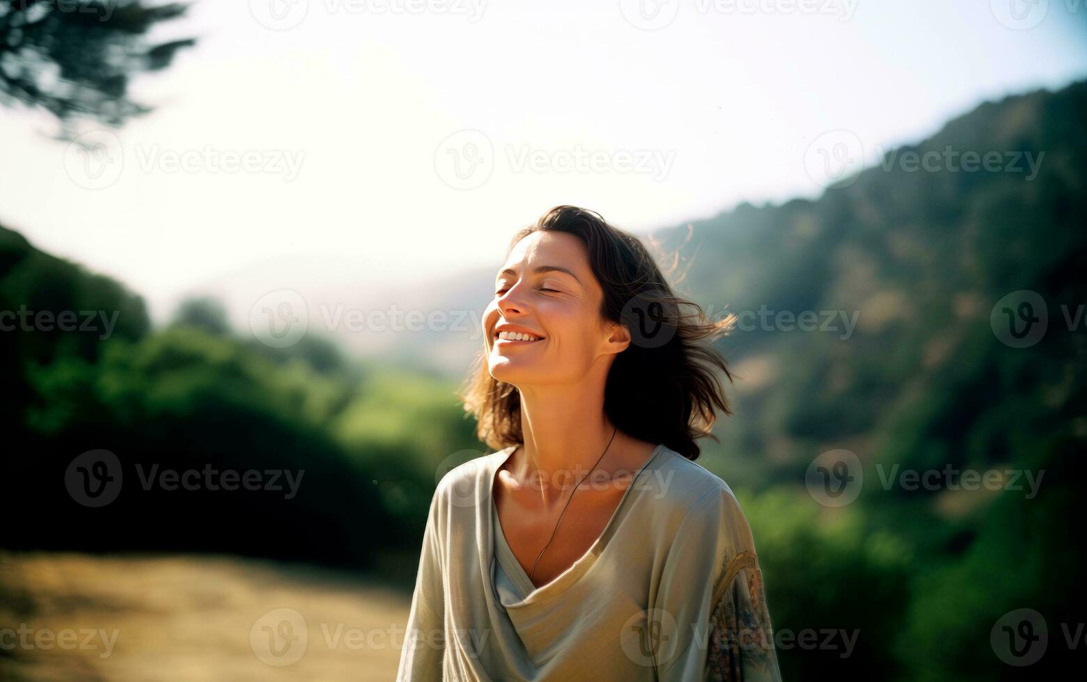 mezzo età donna respirazione fresco aria nel il montagne. foto