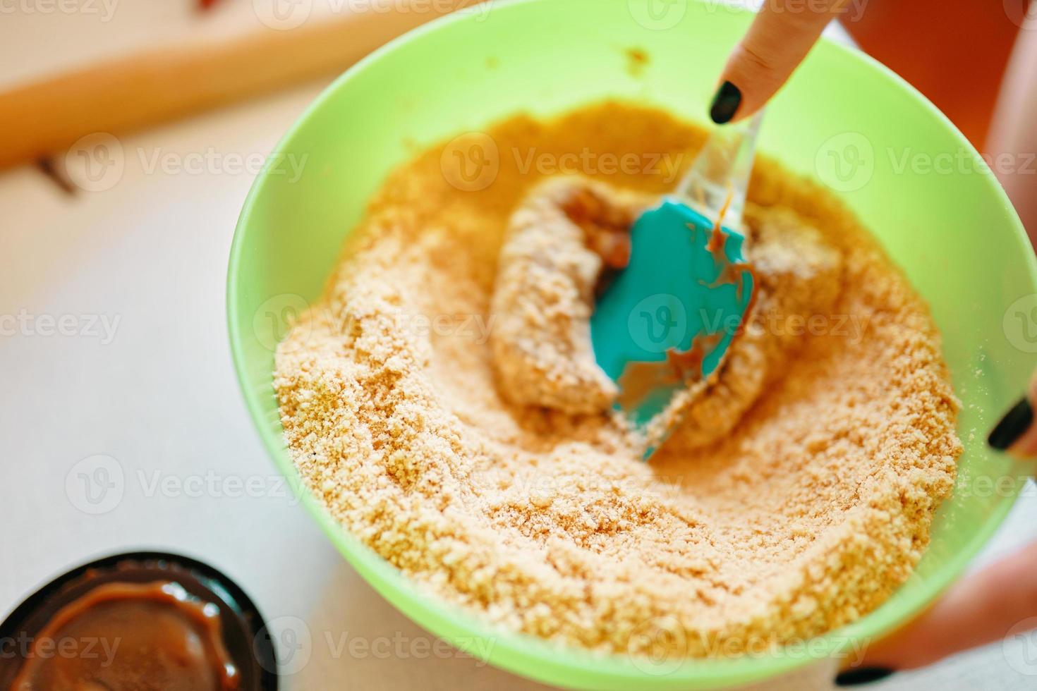 mescolare gli ingredienti per la torta foto