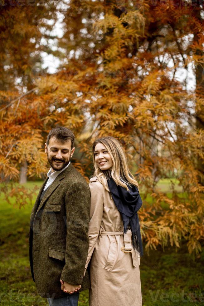 giovane coppia nel parco d'autunno foto