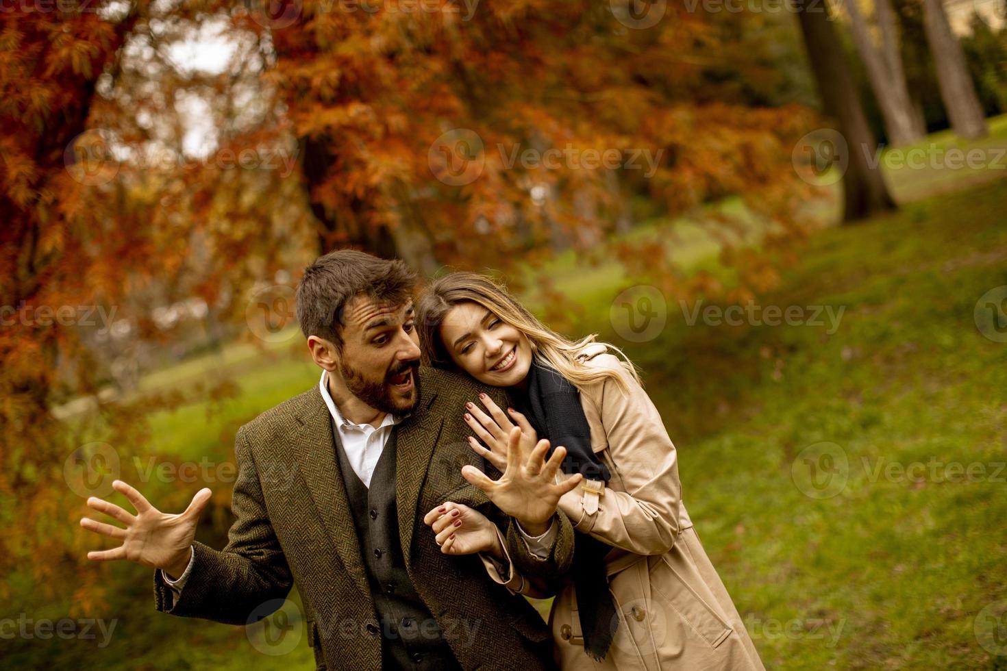 giovane coppia nel parco d'autunno foto