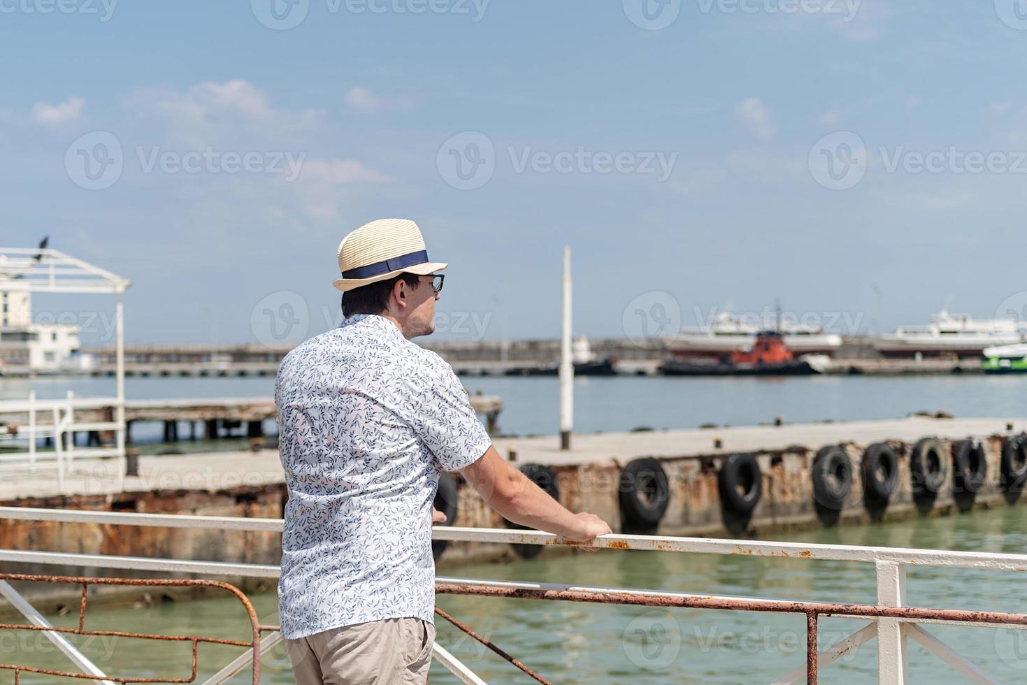 turista che cammina nel porto marittimo, barche e yacht sullo sfondo foto