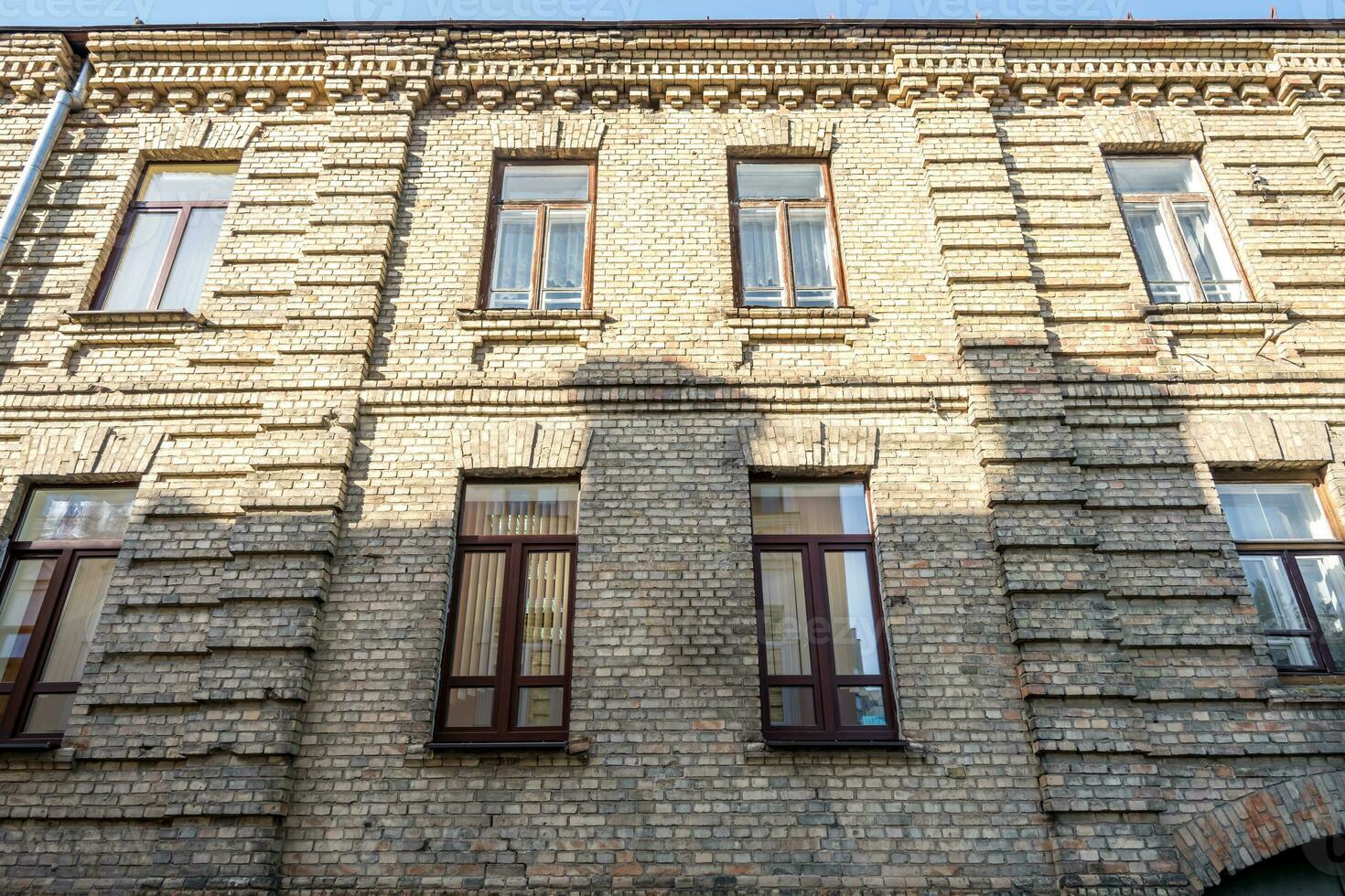 finestre con decorativo elementi su un vecchio di legno o mattone edificio foto
