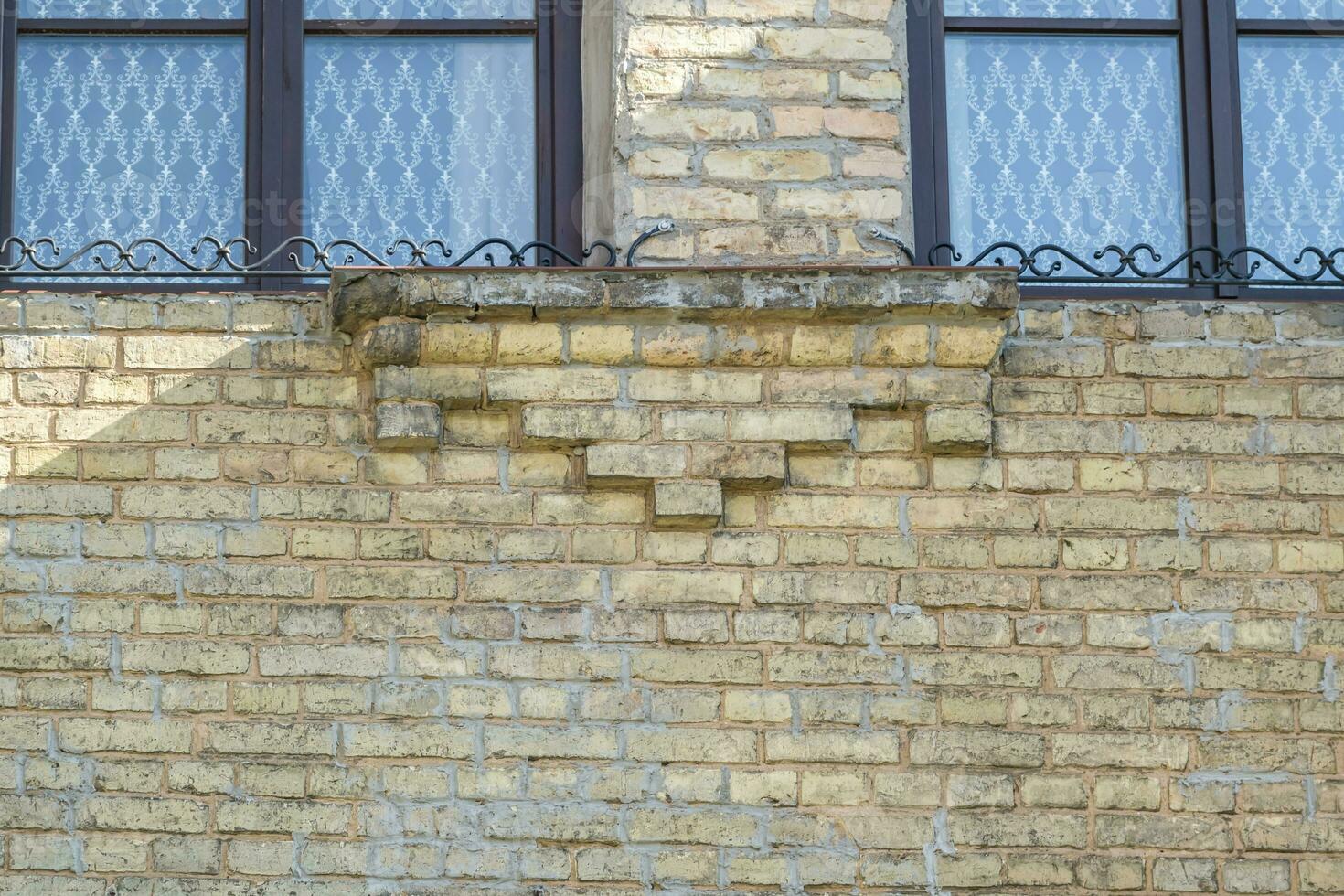 finestre con decorativo elementi su un vecchio di legno o mattone edificio foto