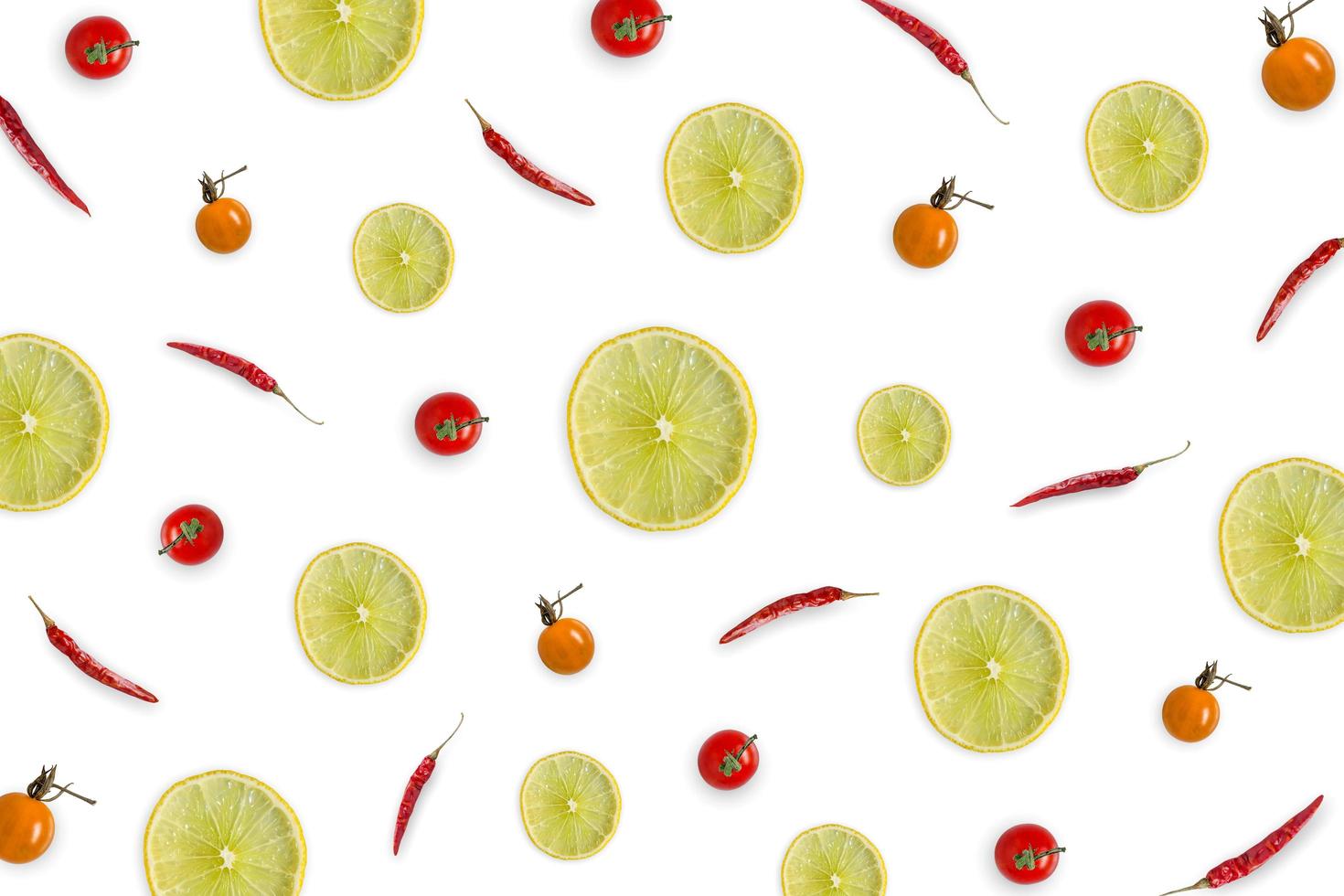 materia prima con fetta di limone, peperoncino, pomodoro su sfondo bianco. foto