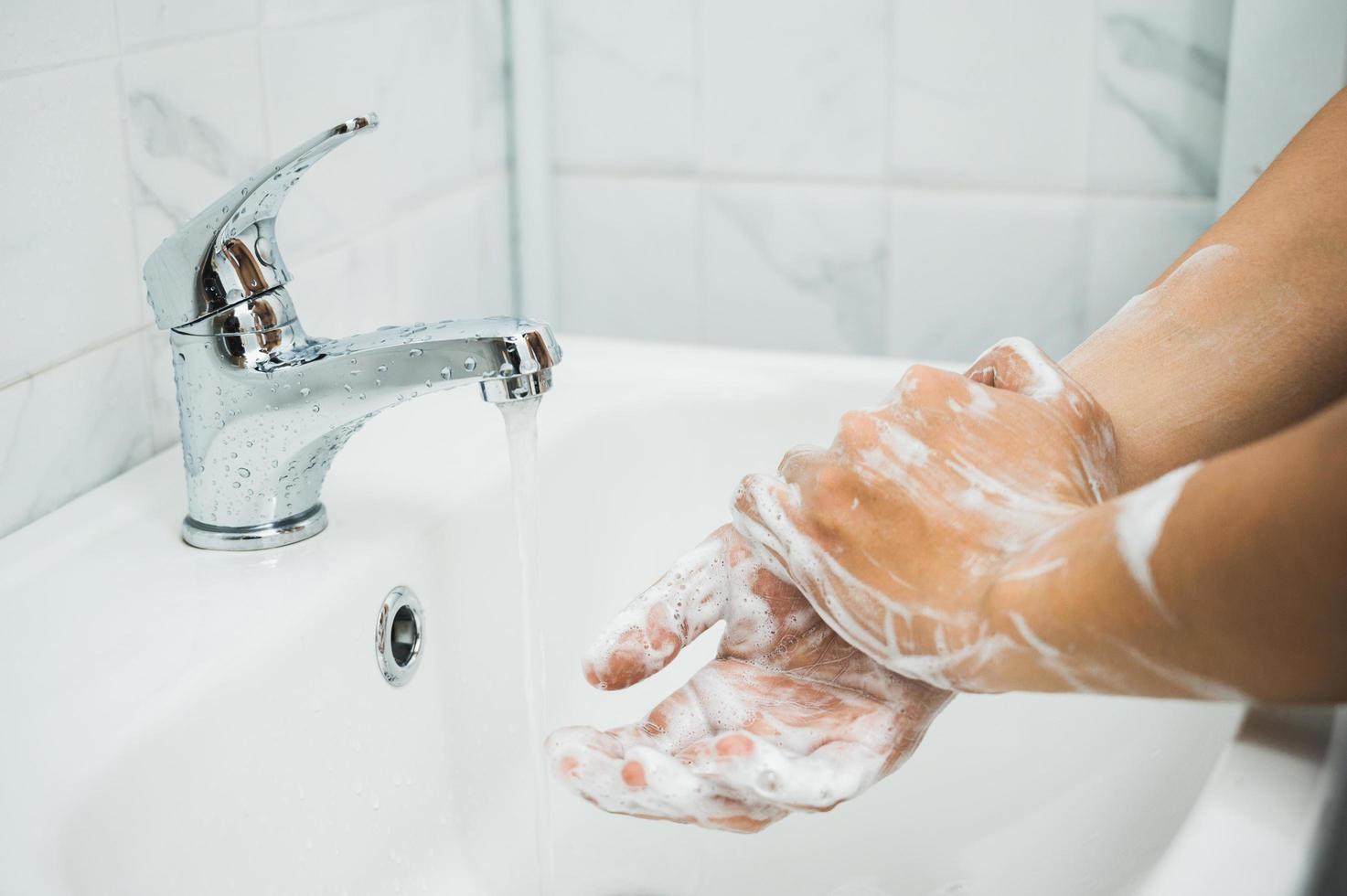 primo piano mani maschili lavarsi le mani con il sapone. foto