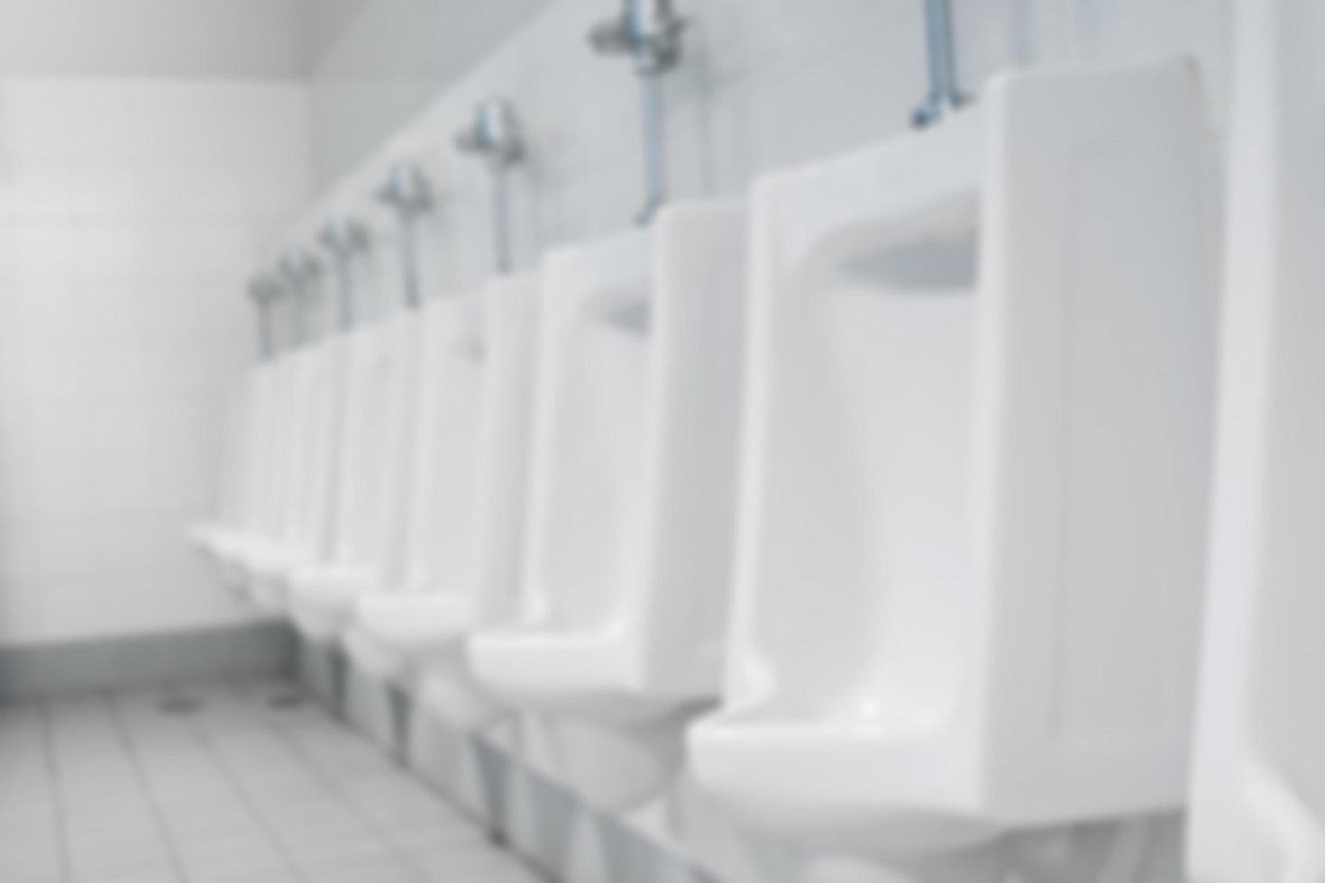 bagno pubblico e bagno interno con lavabo e toilette. foto