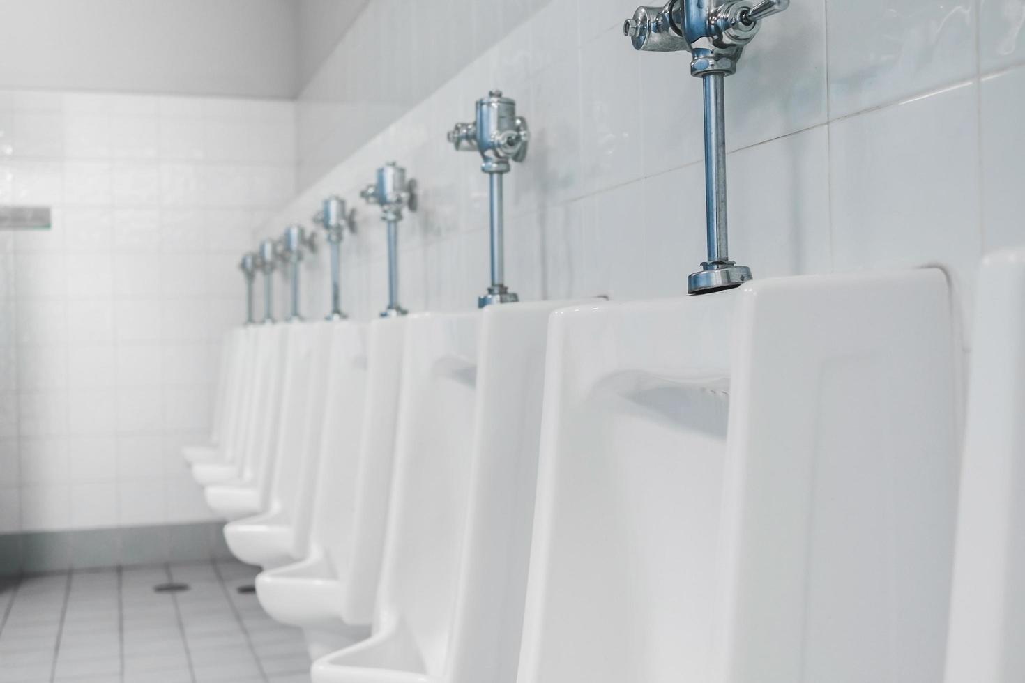 bagno pubblico e bagno interno con lavabo e toilette. foto