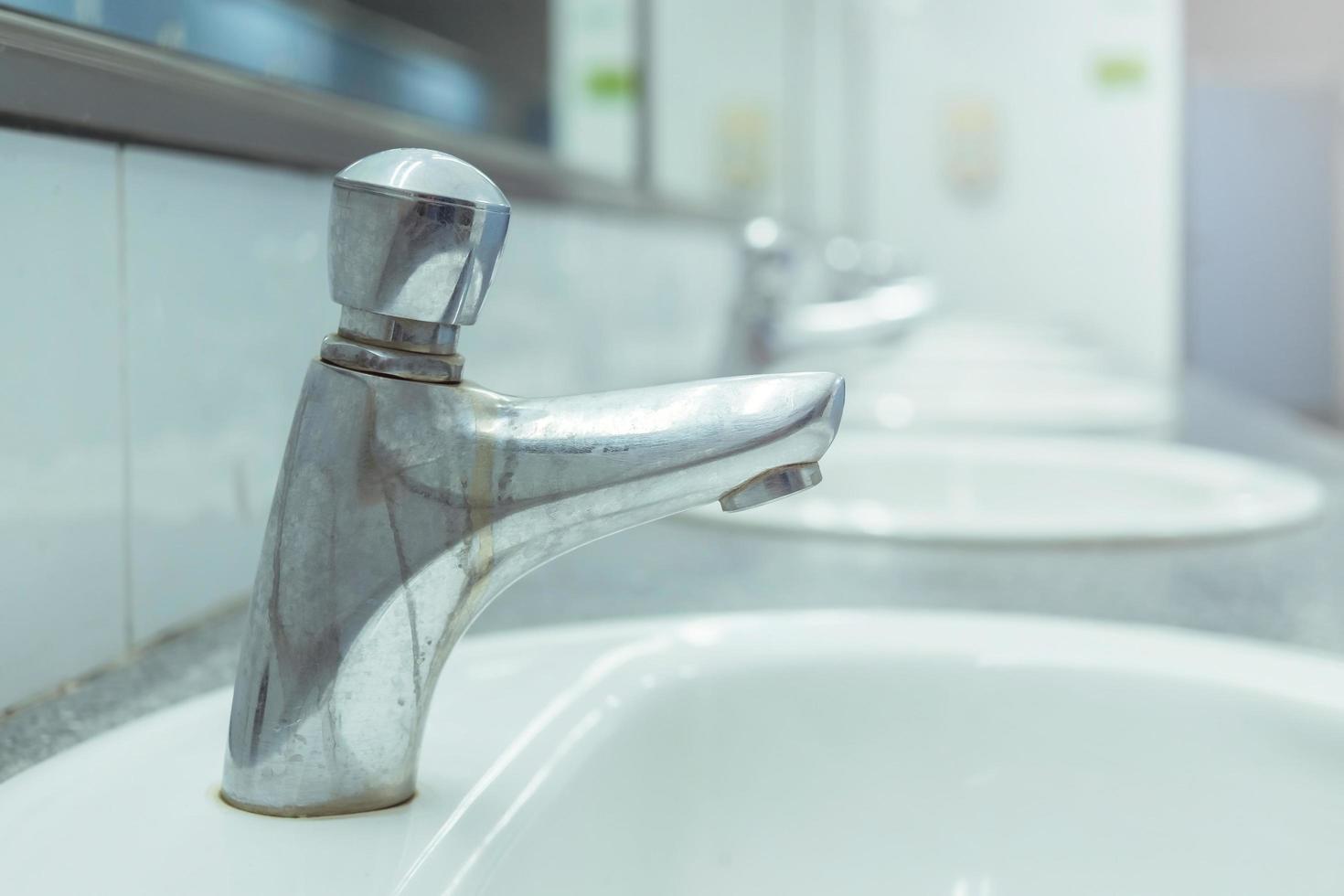 bagno pubblico e bagno interno con lavabo e toilette. foto