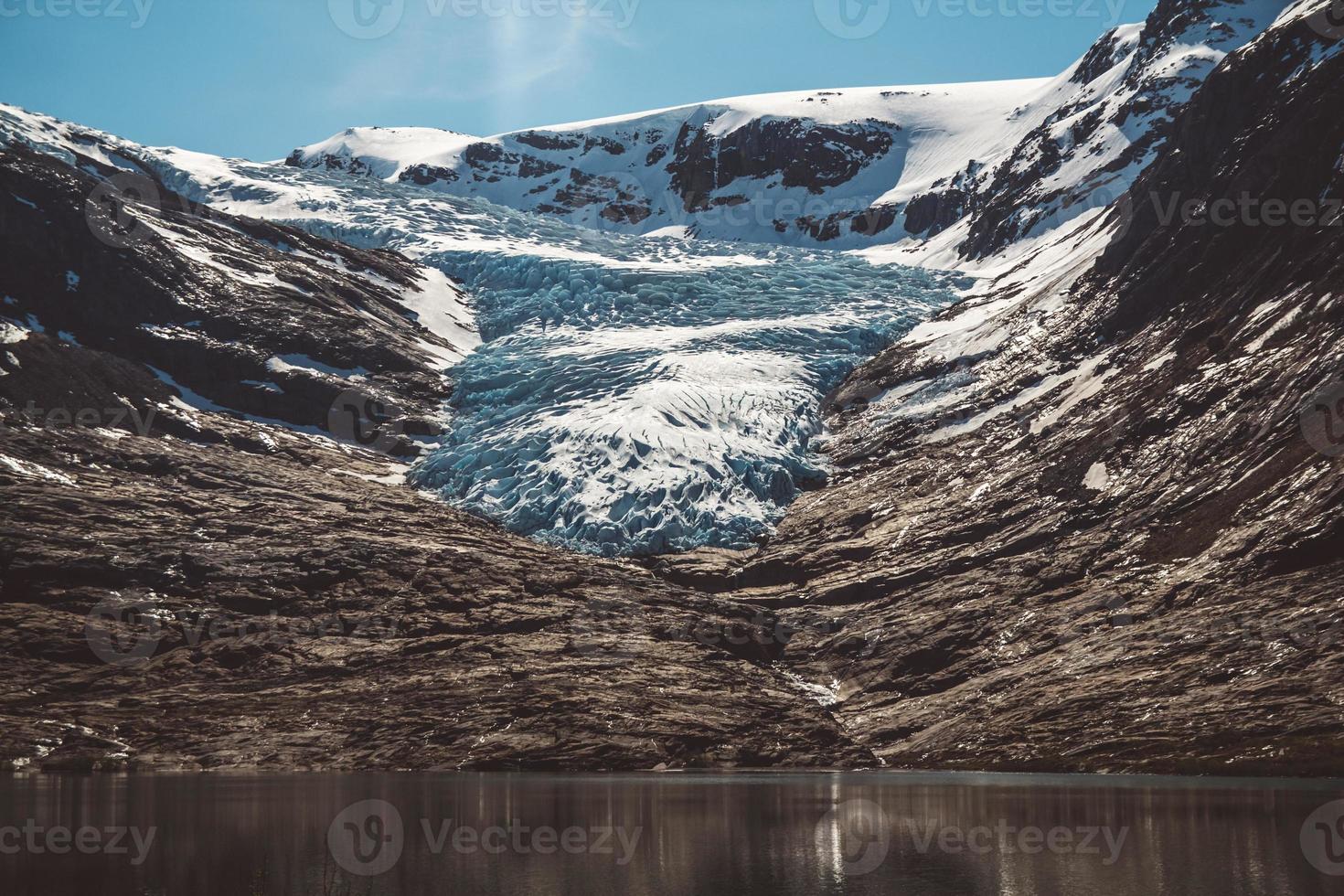 paesaggio sulle montagne e il paesaggio del ghiacciaio svartisen in norvegia foto