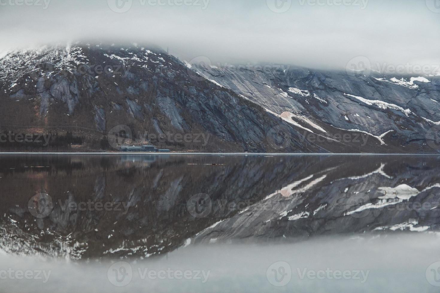 paesaggio di montagne e lago che gode del paesaggio foto