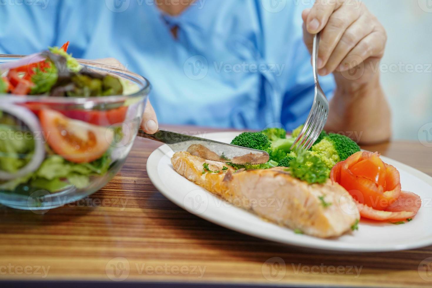 paziente senior asiatico della donna che mangia prima colazione in ospedale. foto